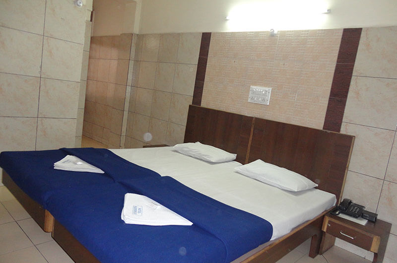 Hotel Haridwar-Deluxe Double Coat Room5